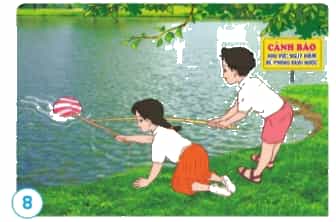 Hãy phân tích và phán đoán tình huống có nguy cơ dẫn đến đuối nước trong hình 8, đưa ra lí do để thuyết phục các bạn và các em nhỏ tránh xa những nguy cơ đó.
