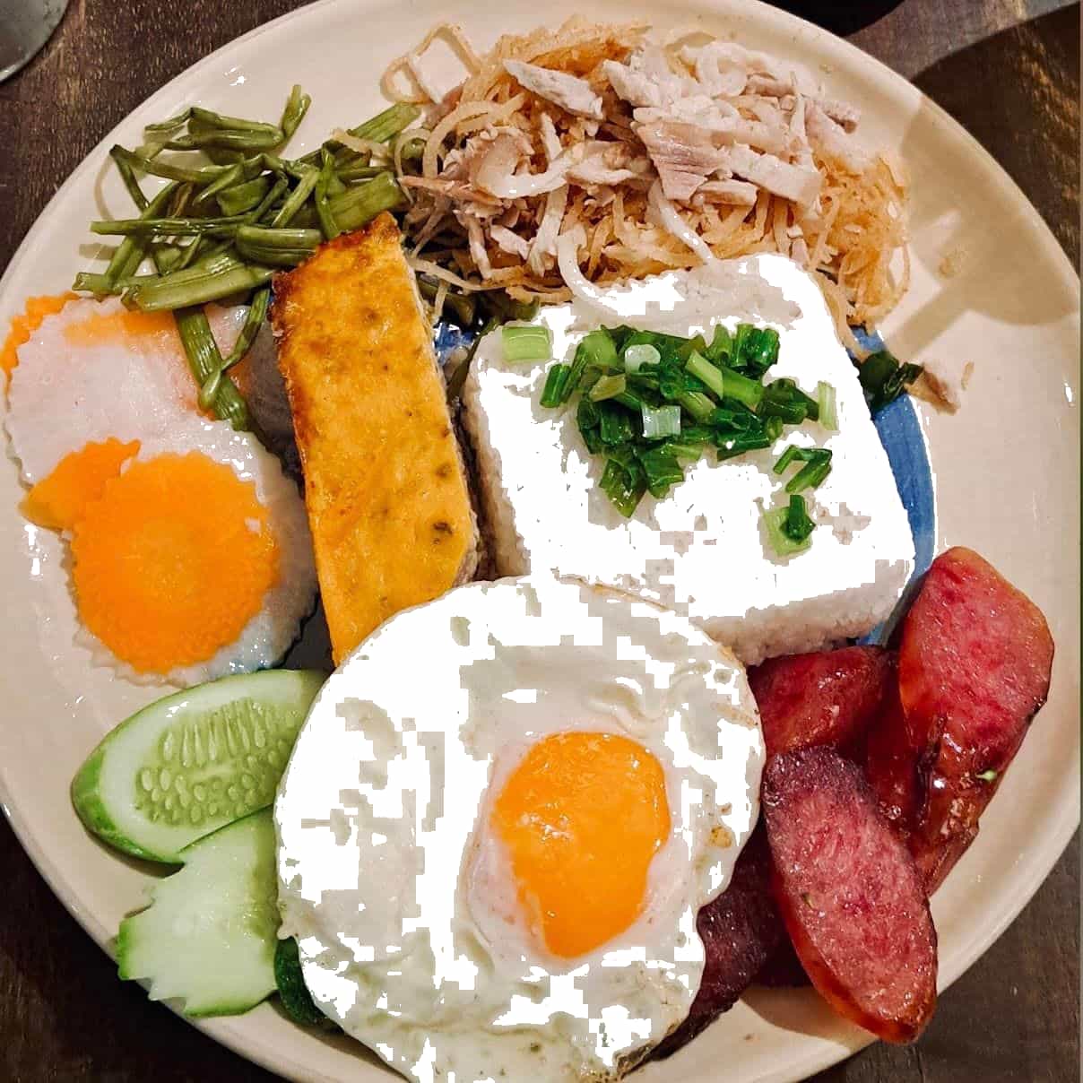 Đĩa cơm tấm siêu đầy đặn, nhiều topping